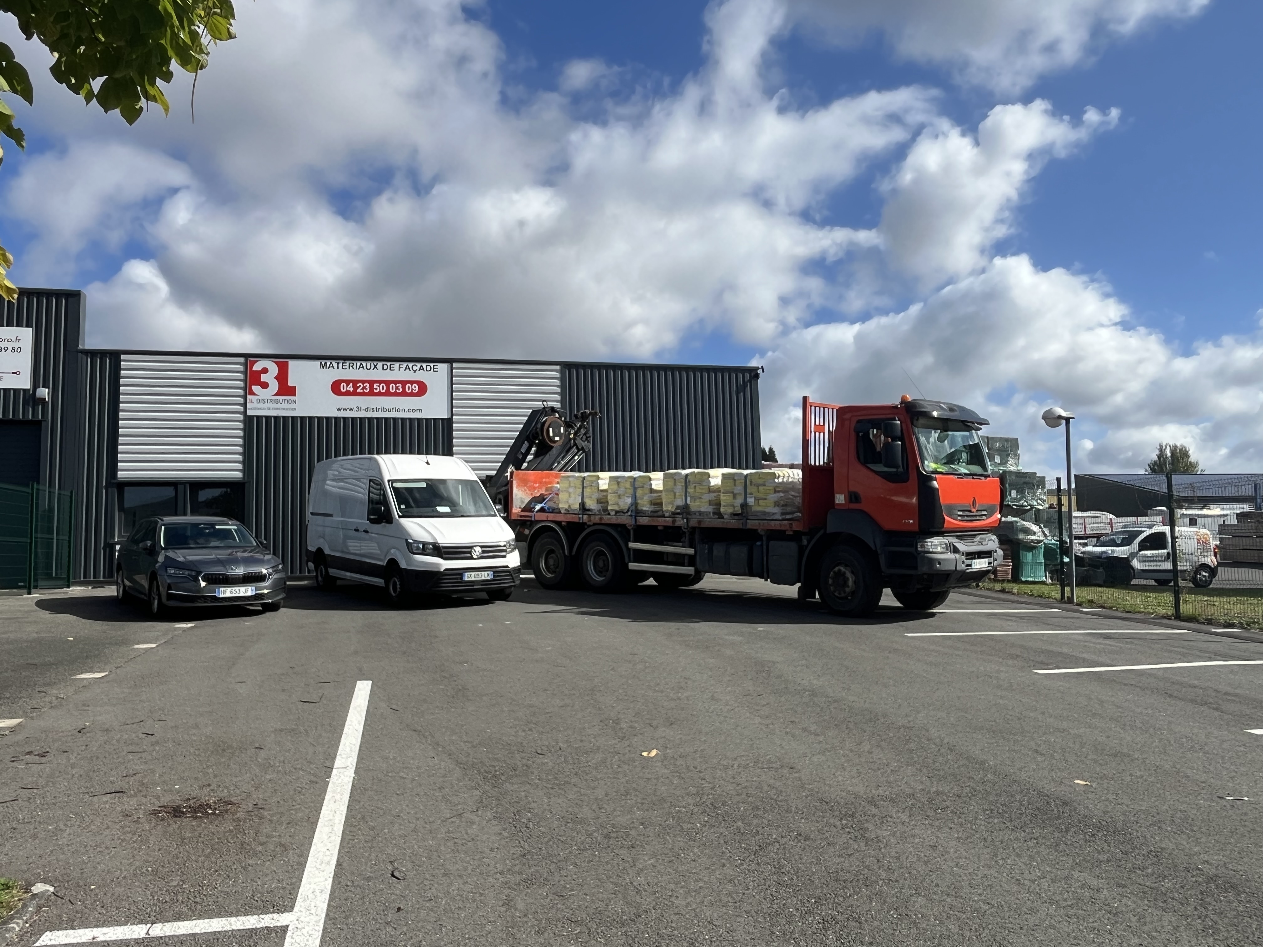 Distributeur de produits de facade